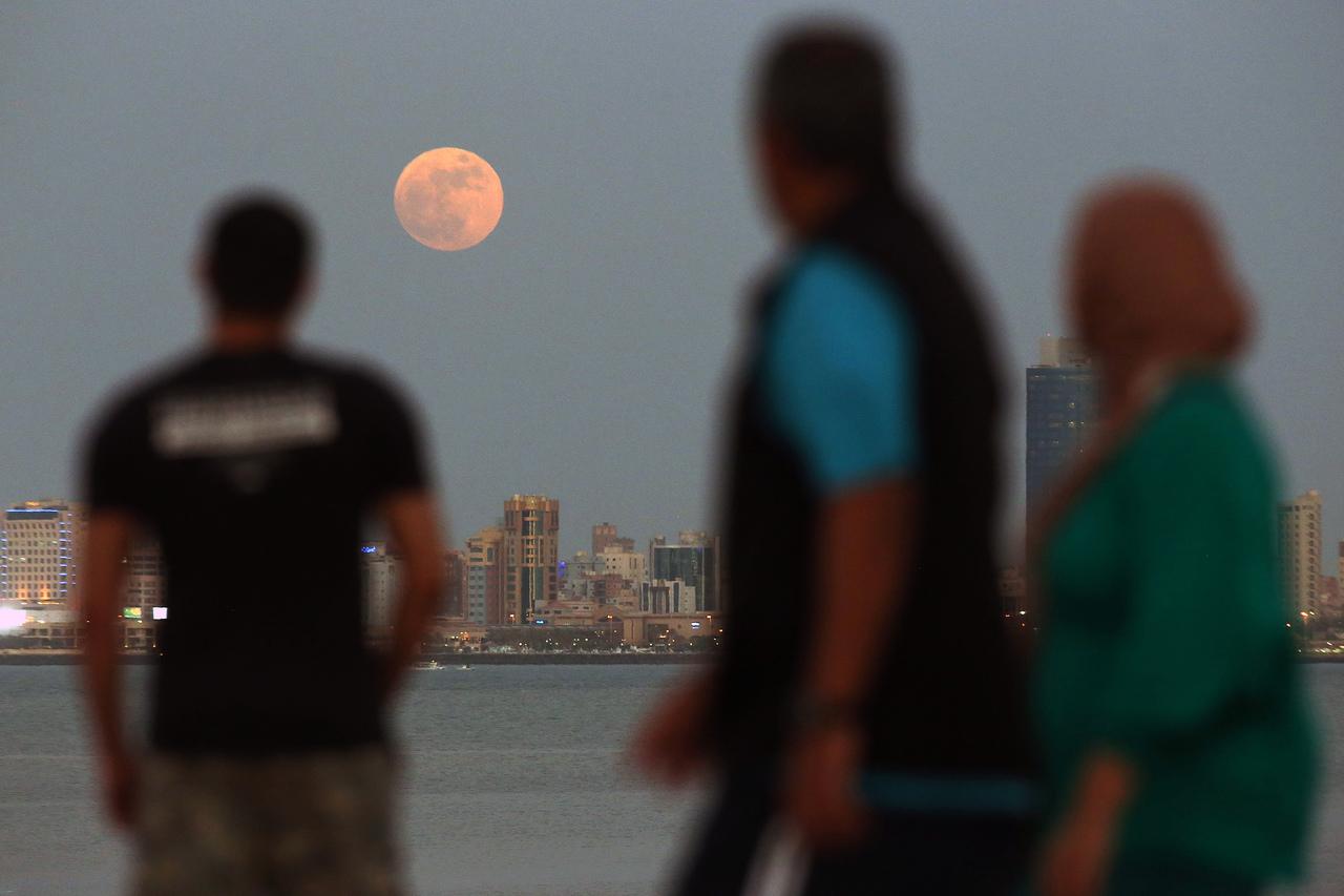 Pedestres conferem Lua de Morango na da capital Kuwait