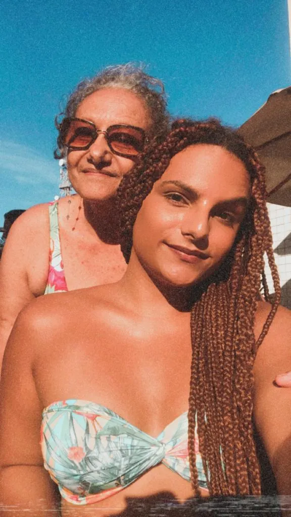 Yara com a mãe, Maria Dolores, referência e rede de apoio para ela.