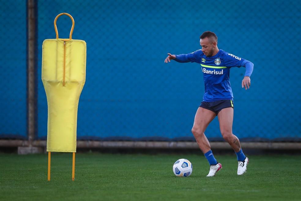 Rafinha com a bola em treinamento