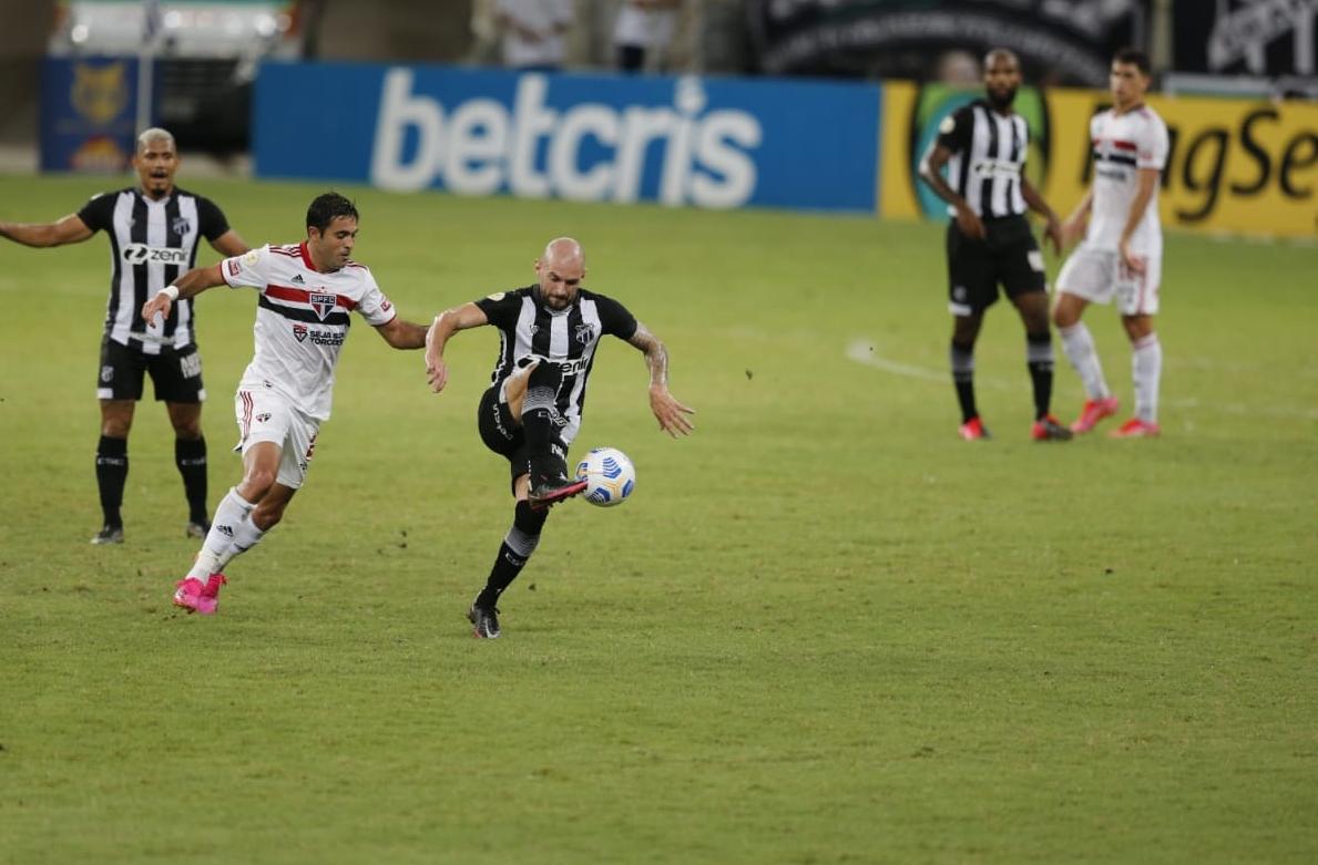 Atletas de Ceará e São Paulo disputam a bola