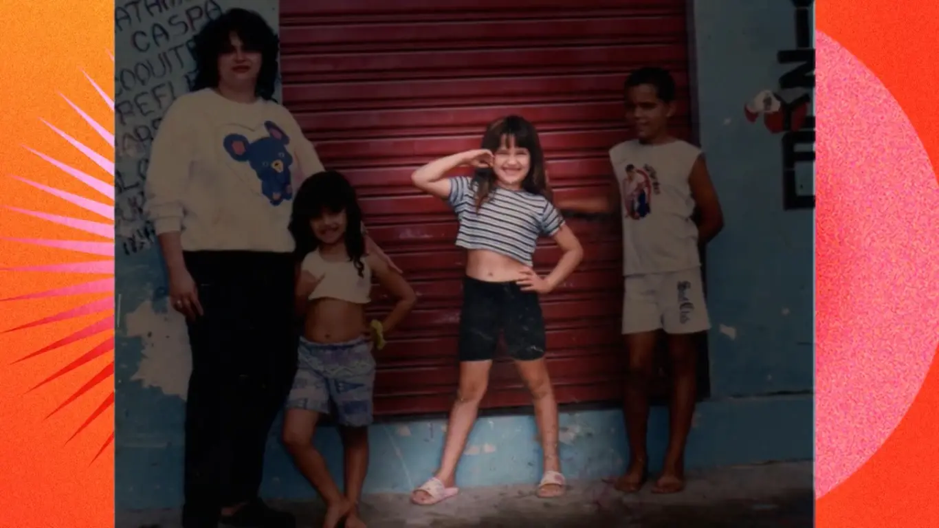 Ex-BBB Juliette em foto antiga da família junto da mãe e dos irmãos