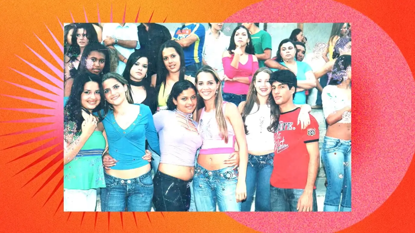 Foto de Juliette com amigos na escola durante o Ensino Fundamental