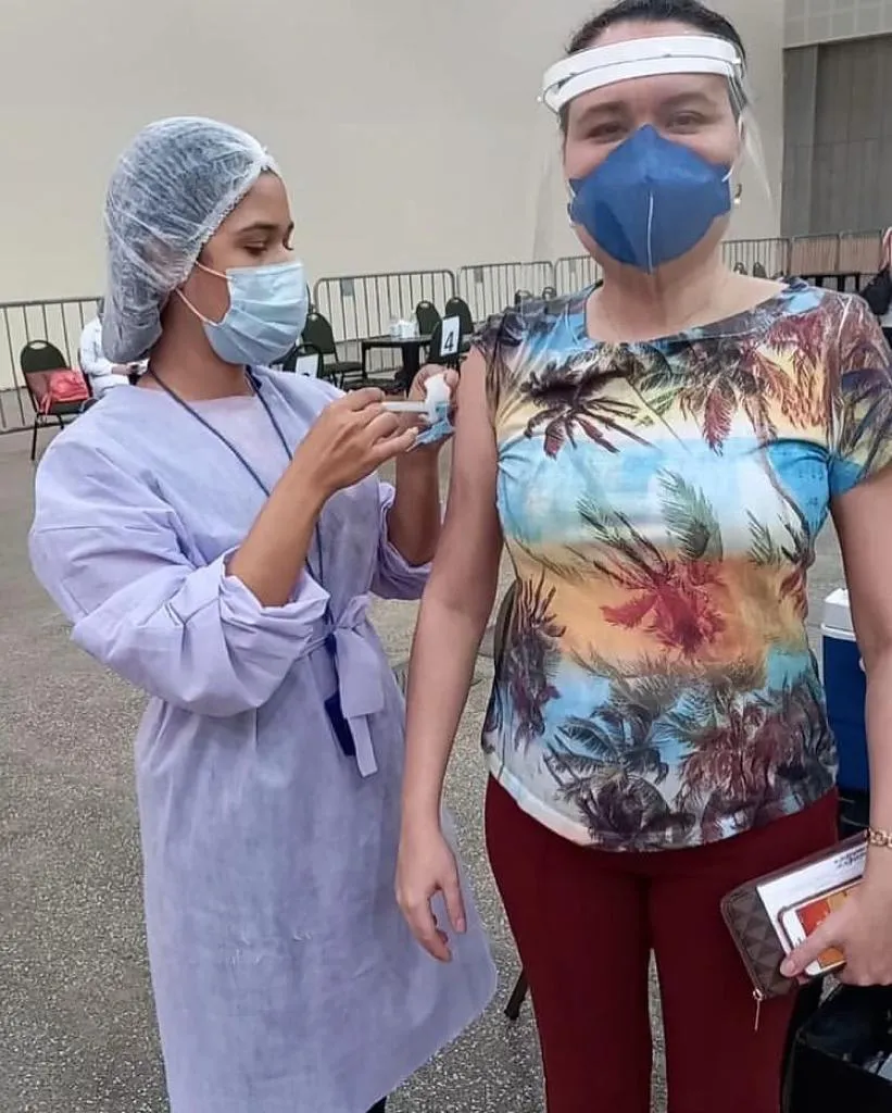 Ludmila Wanbergna ao receber a primeira dose da AstraZeneca no Centro de Eventos, em Fortaleza.
