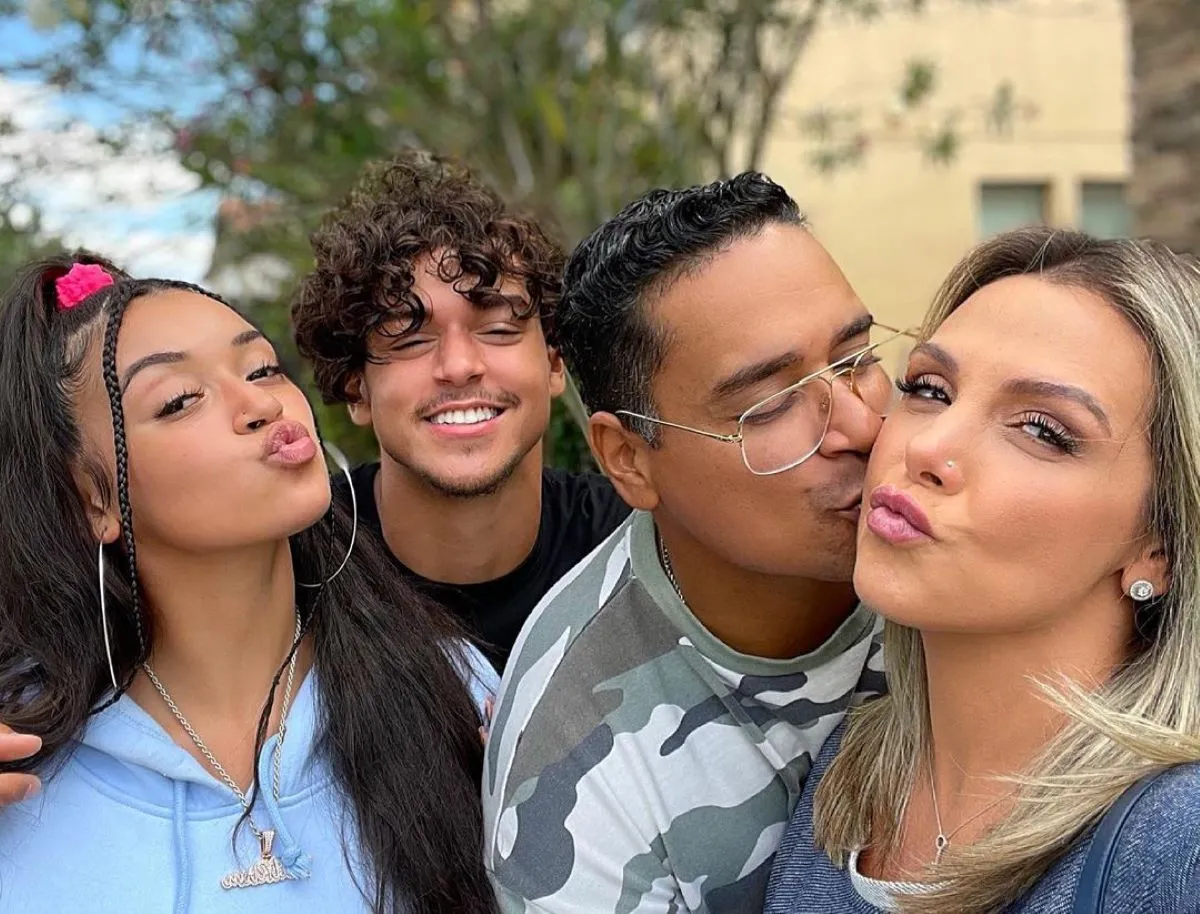 A ex-loira do Tchan mora em Orlando com o marido Xanddy e os dois filhos