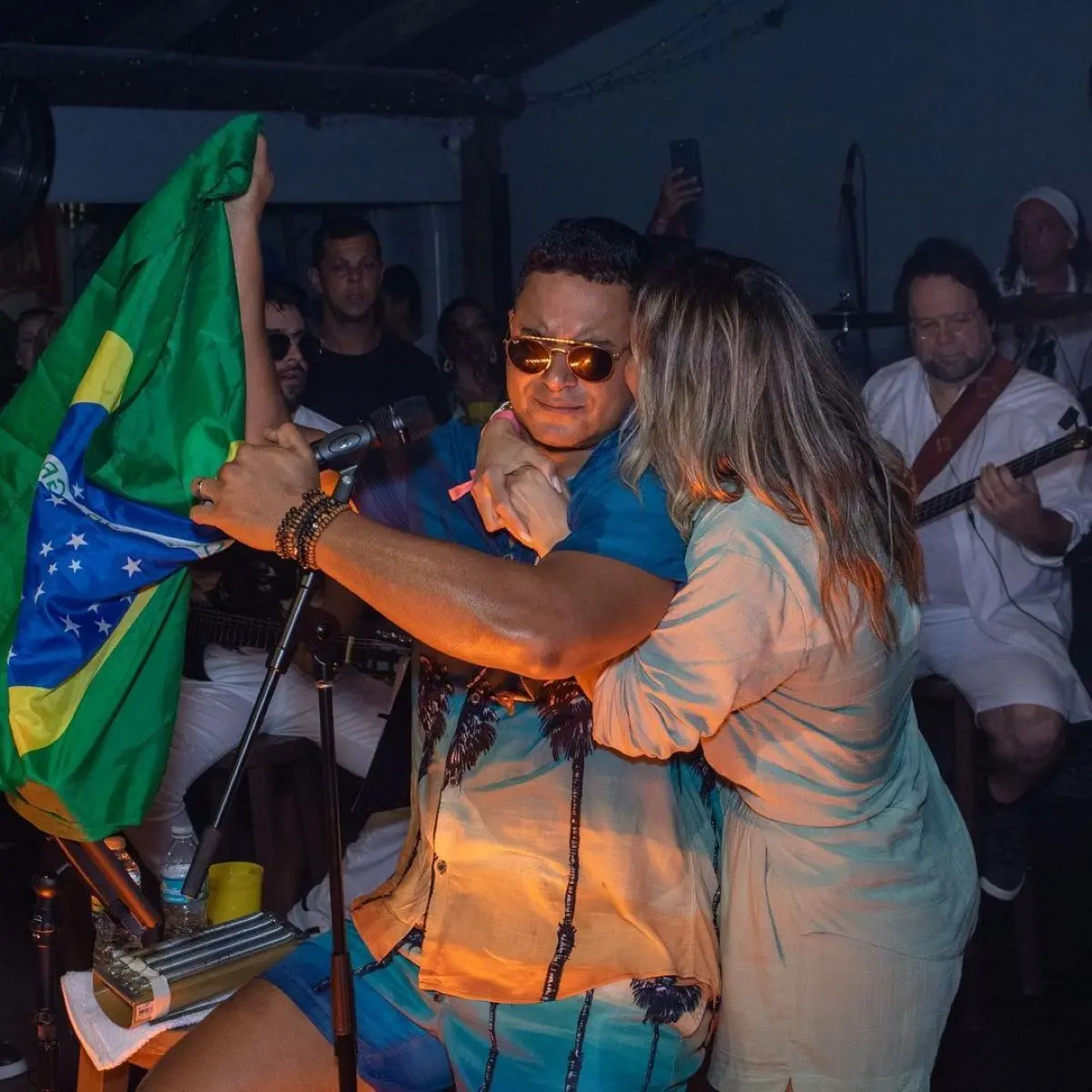 carla perez abraçando e beijando xanddy durante show da turnê dele nos estados unidos