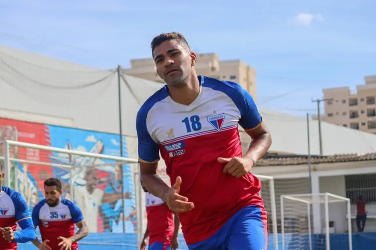 Isaque em ação pelo Fortaleza