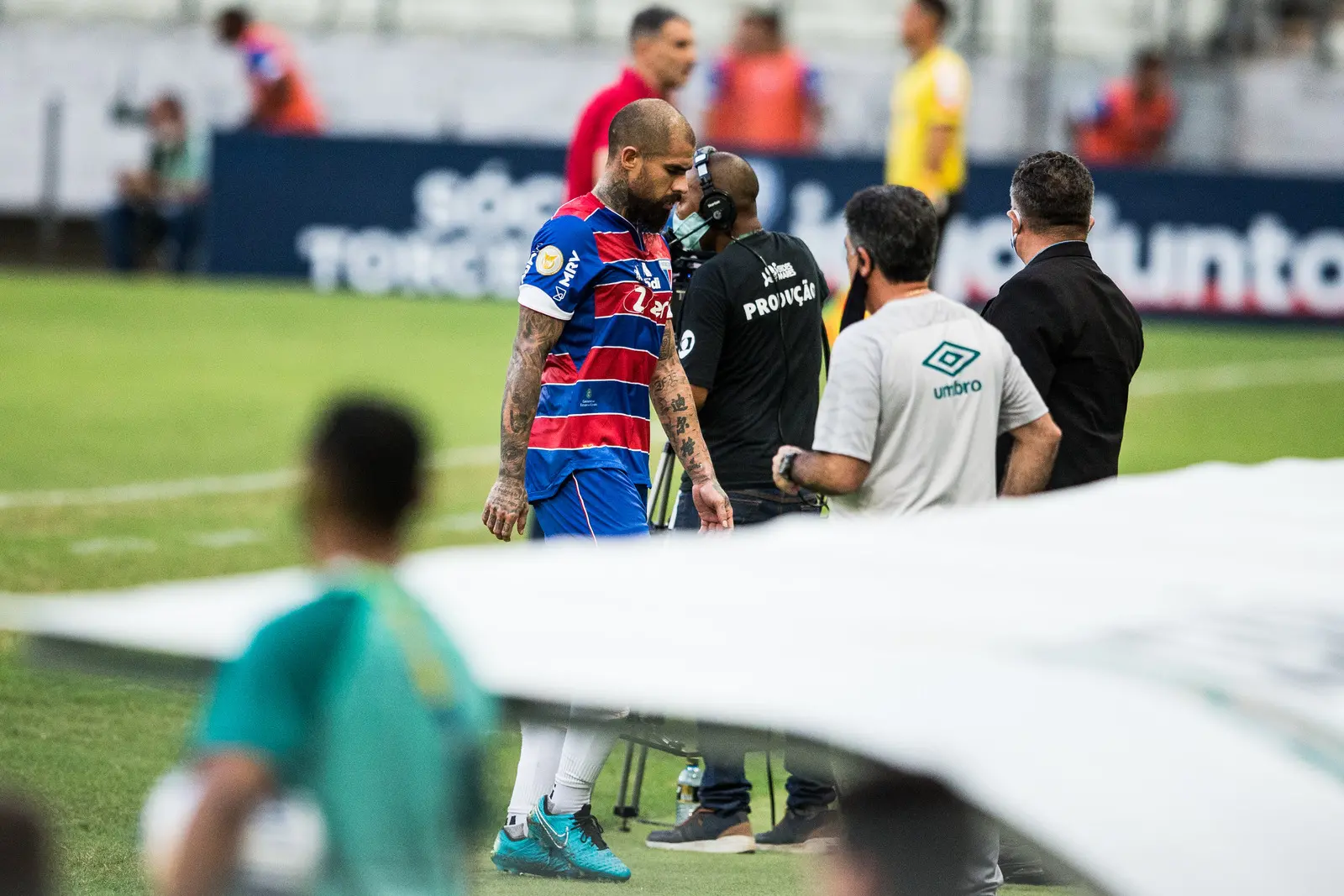 Quintero deixa o campo cabisbaixo após expulsão pelo Fortaleza