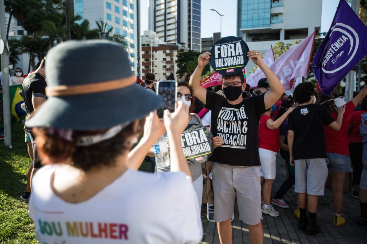 manifestantes contrários a Bolsonaro em Fortaleza