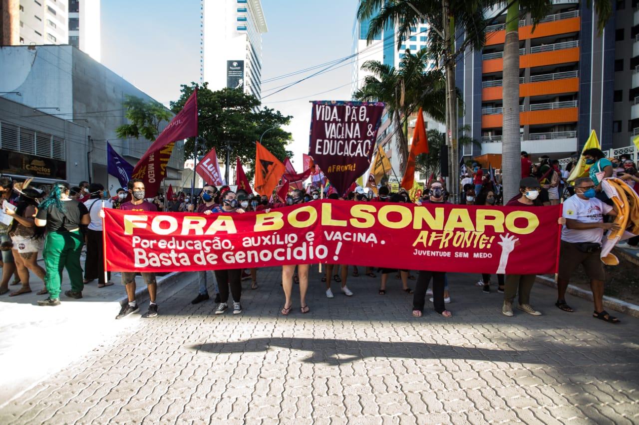 manifestantes erguem faixa com Fora Bolsonaro em protesto em Fortaleza