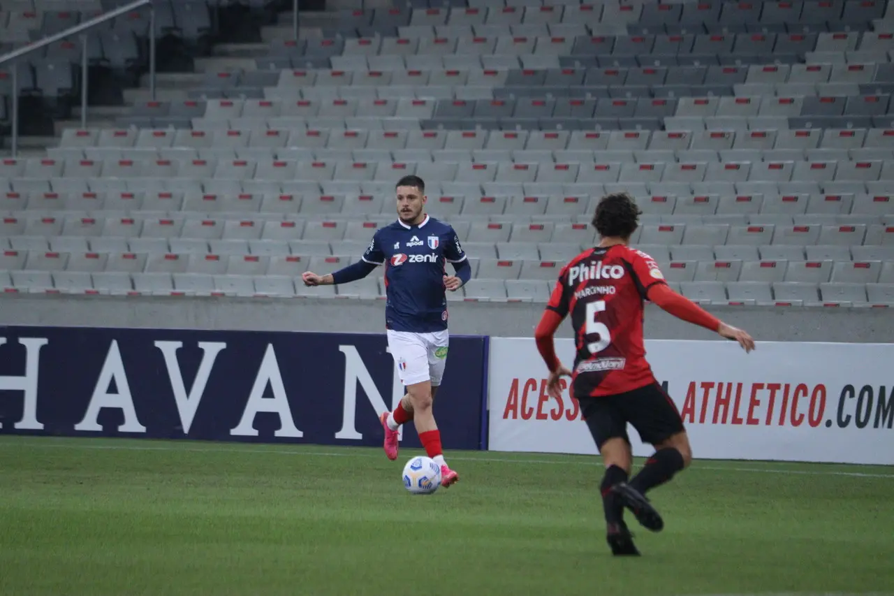 O meia Lucas Crispim em ação pelo Fortaleza