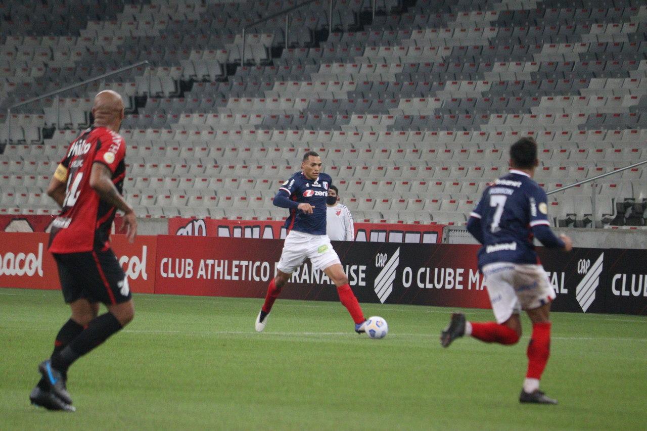 Atletas de Fortaleza e Athletico-PR disputam bola
