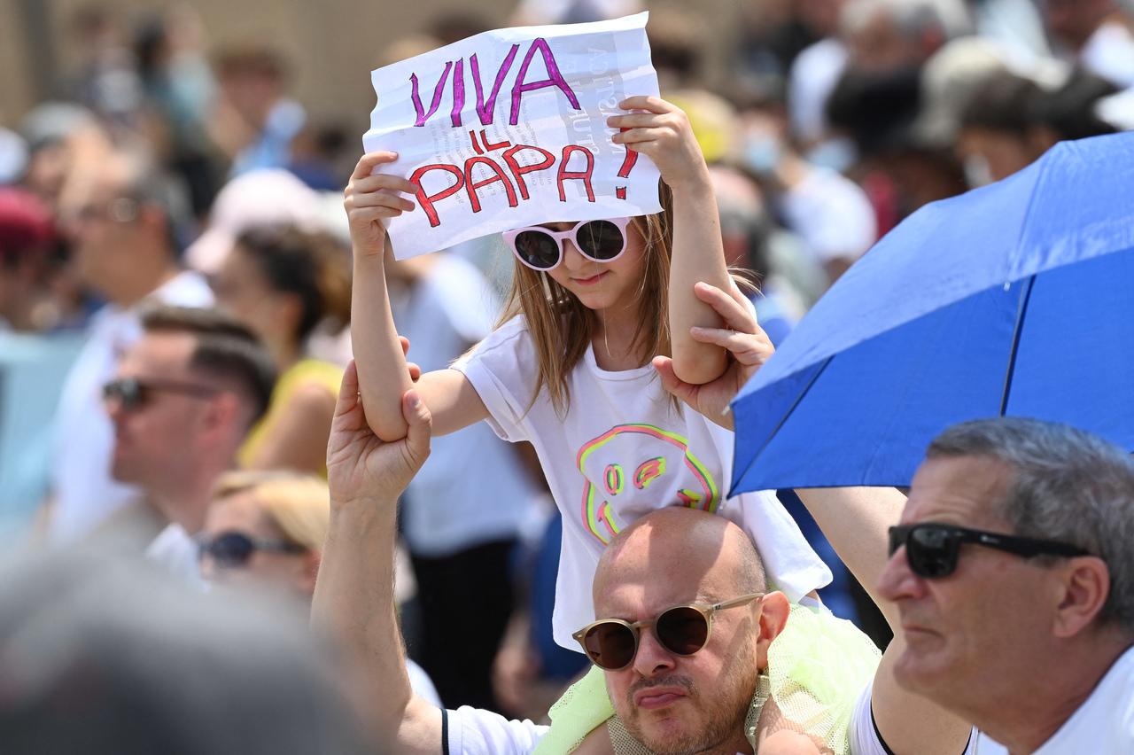 Fiéis se reunidos na Praça de São Pedro