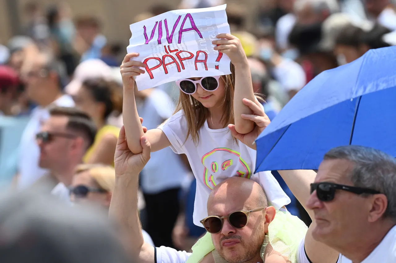Fiéis se reuniram na Praça de São Pedro neste domingo