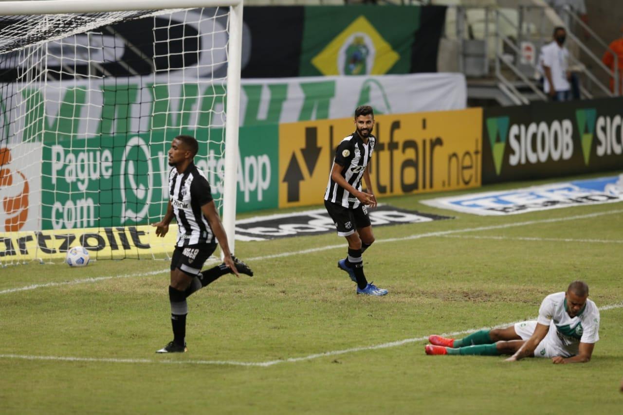 Saulo Mineiro comemora gol marcado pelo Ceará