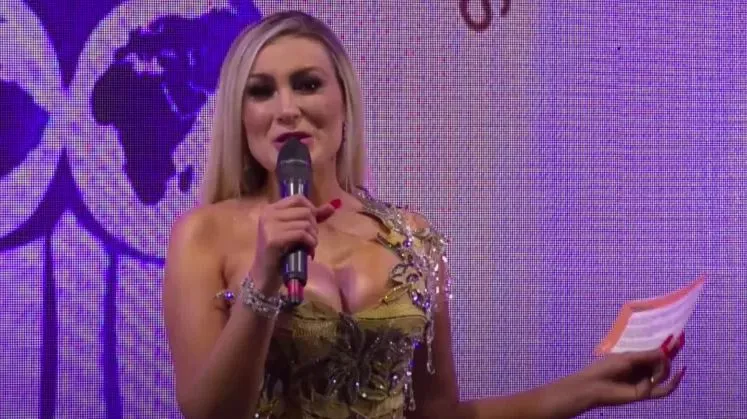 Andressa Urach foi a responsável pela apresentação do evento