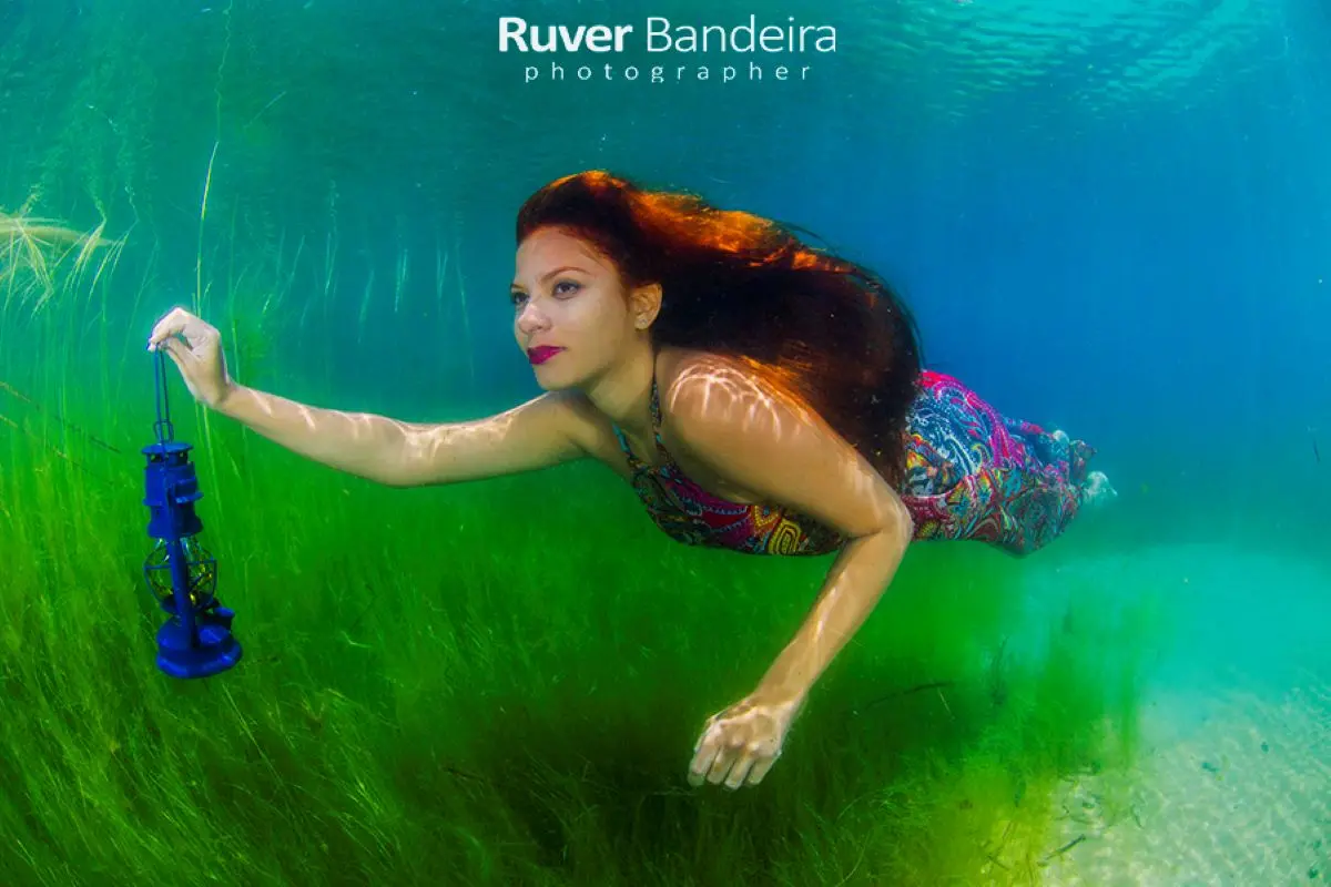 modelo clicada no fundo do mar de itarema, no ceará