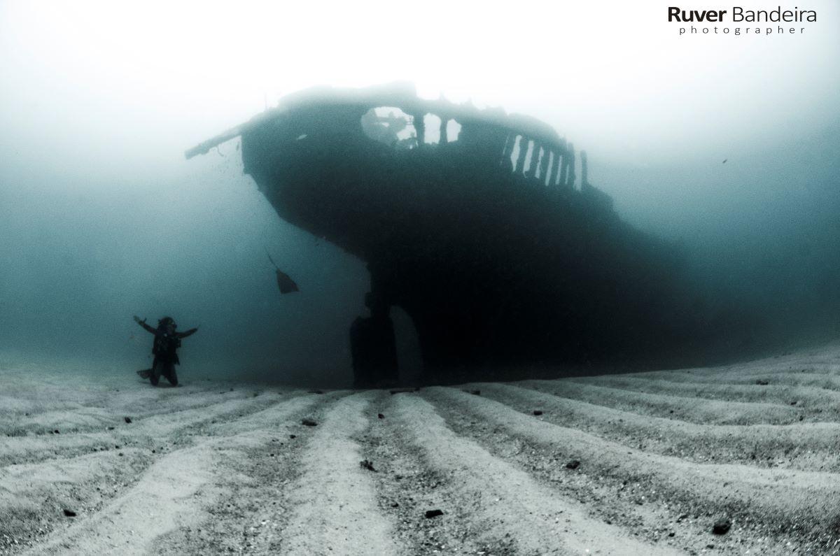 fotografia subaquática do naufrágio do pecém