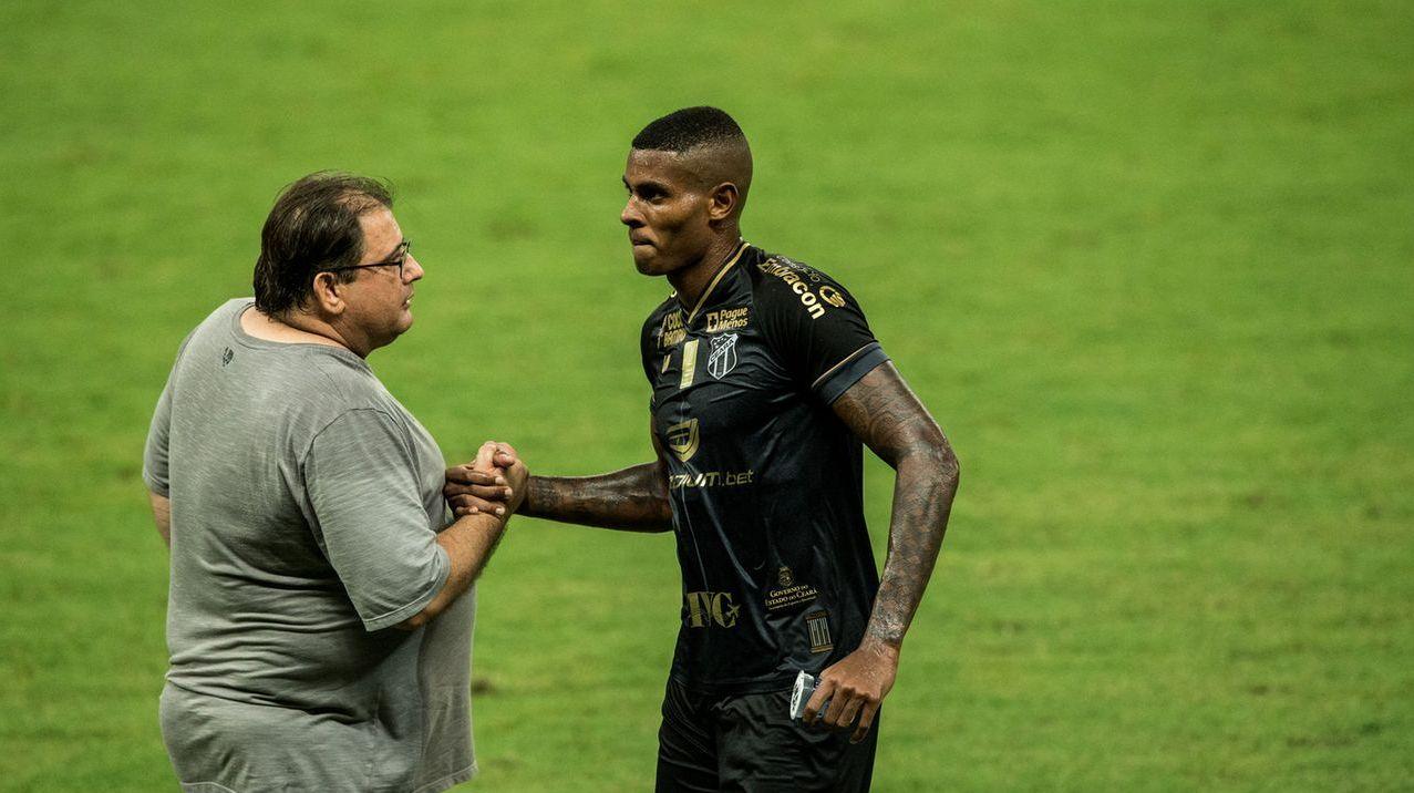 O atacante Cléber cumprimenta o técnico Guto Ferreira, ambos do Ceará
