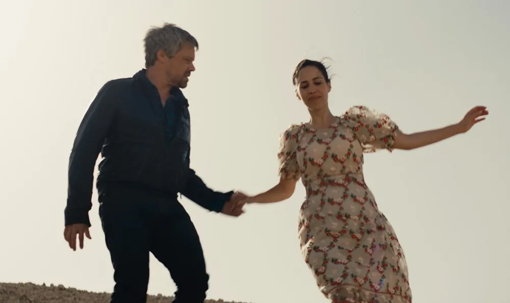 Filme é entremeado de breves esquetes de dança, entre cômicos e nervosos, que elevam a sensação geral de estranhamento