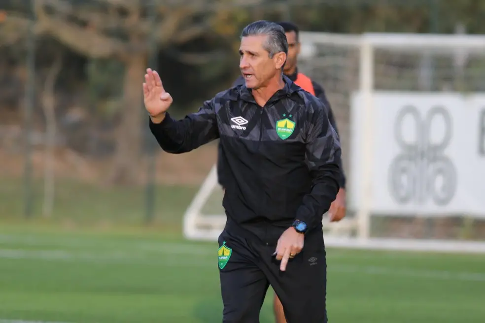 Jorginho em orientação de treino