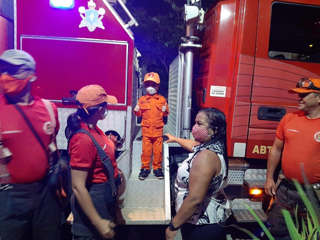 Lucca Mariano Ferrer, de 5 anos, tem festa especial dos bombeiros
