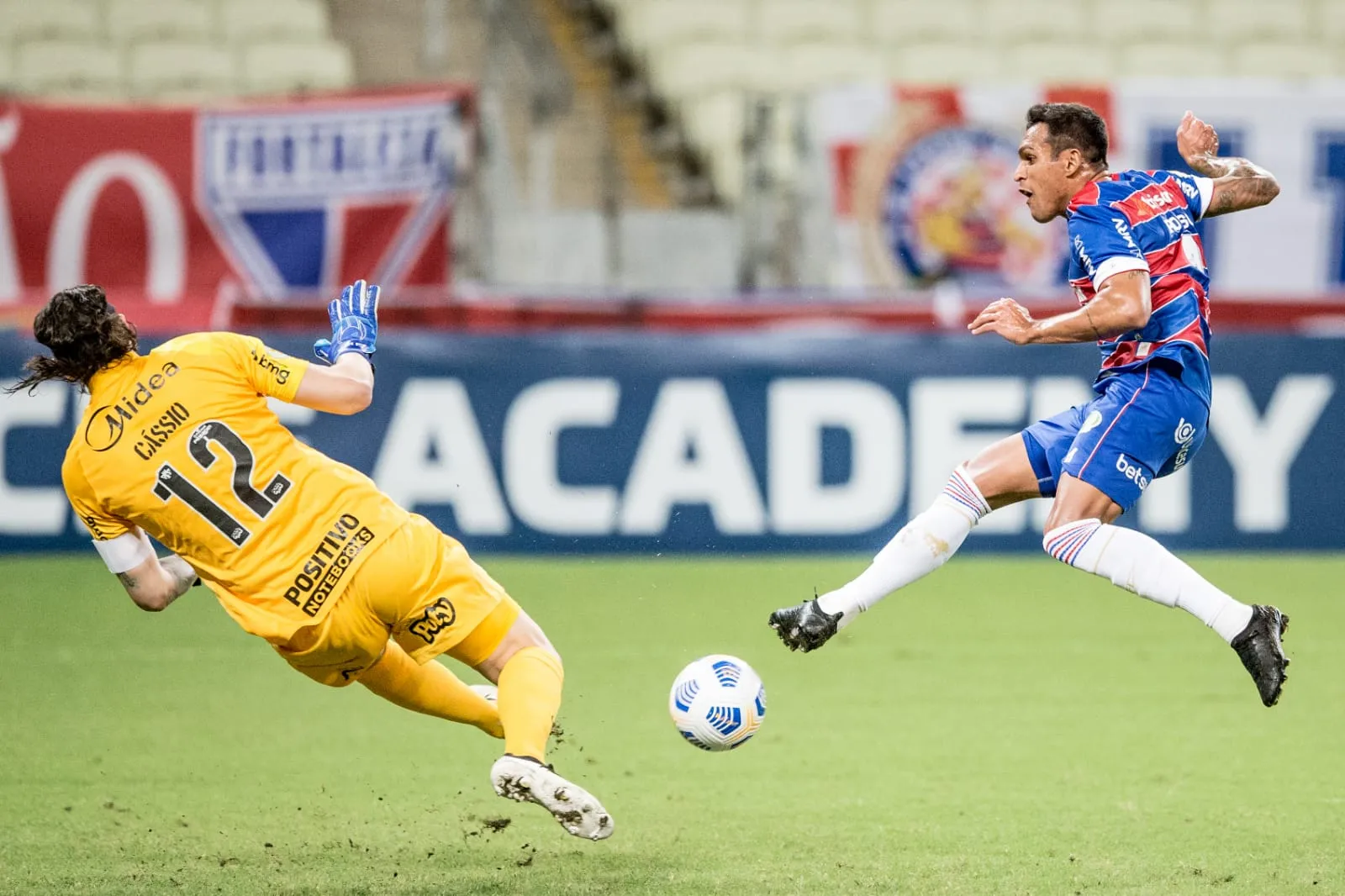 Goleiro Cássio fez boas defesas
