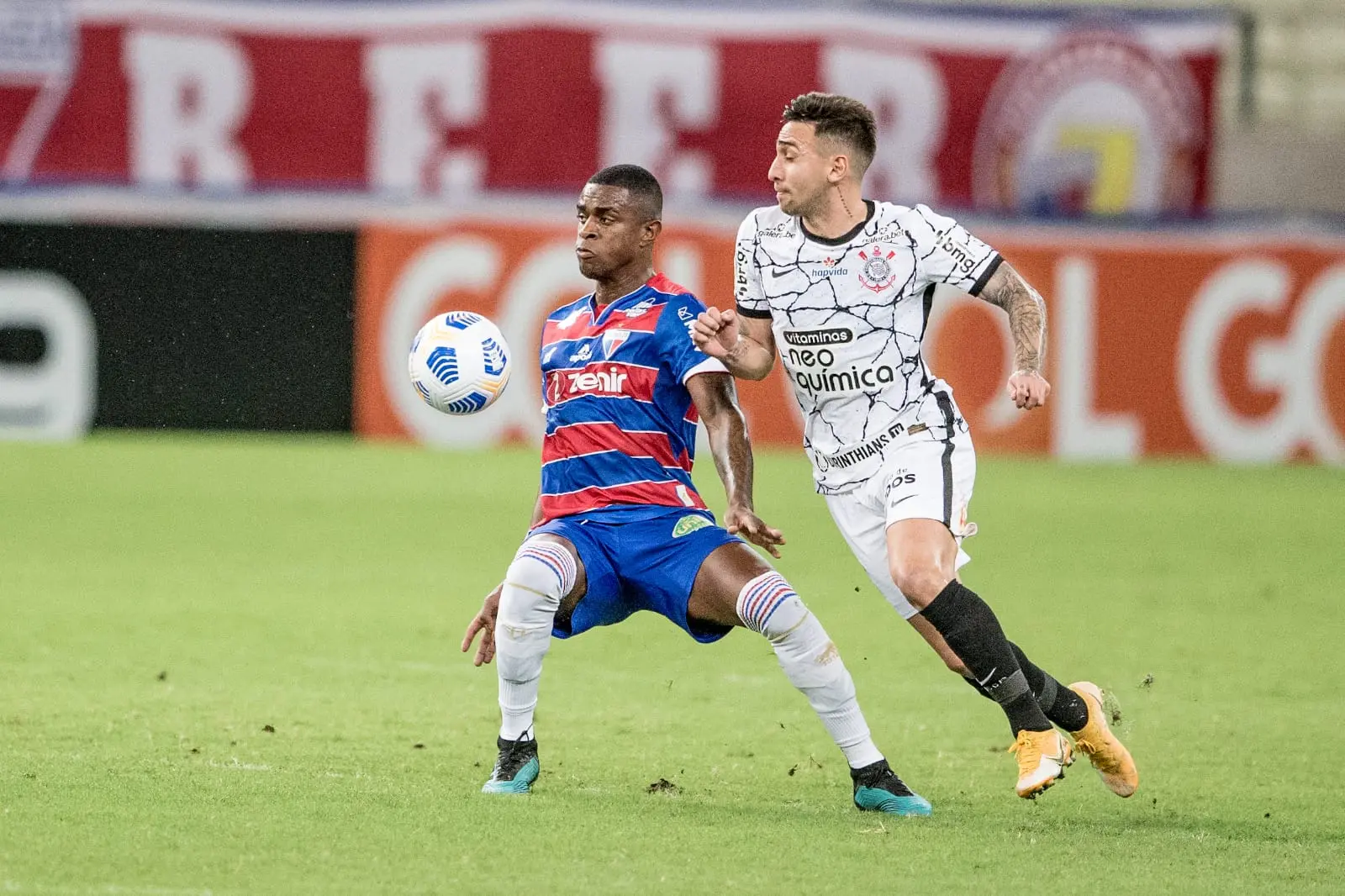 Benevenuto divide bola com atacante do Corinthians