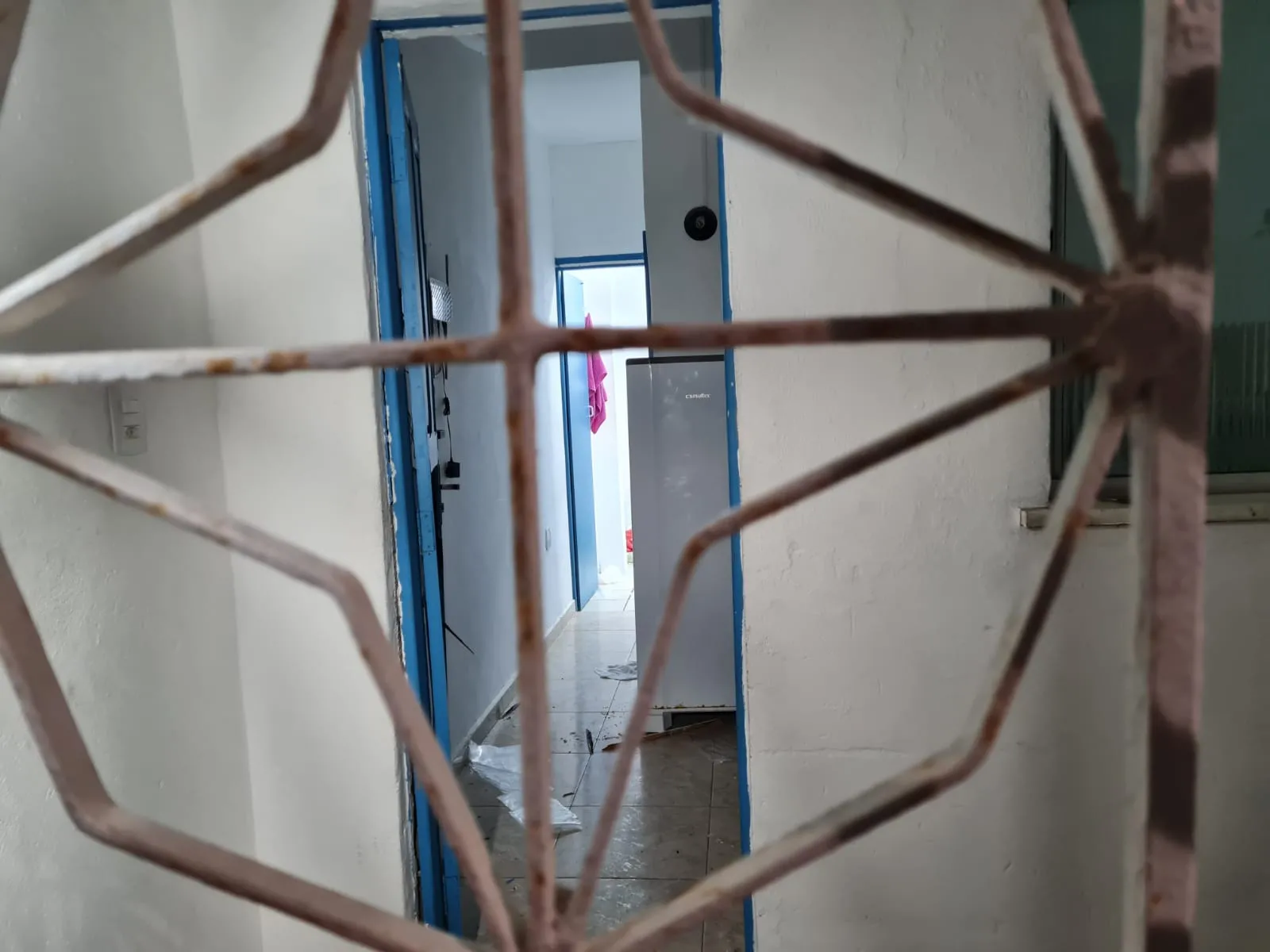 Como a residência tem duas entradas, os policiais militares consideram que os suspeitos fugiram por trás do imóvel