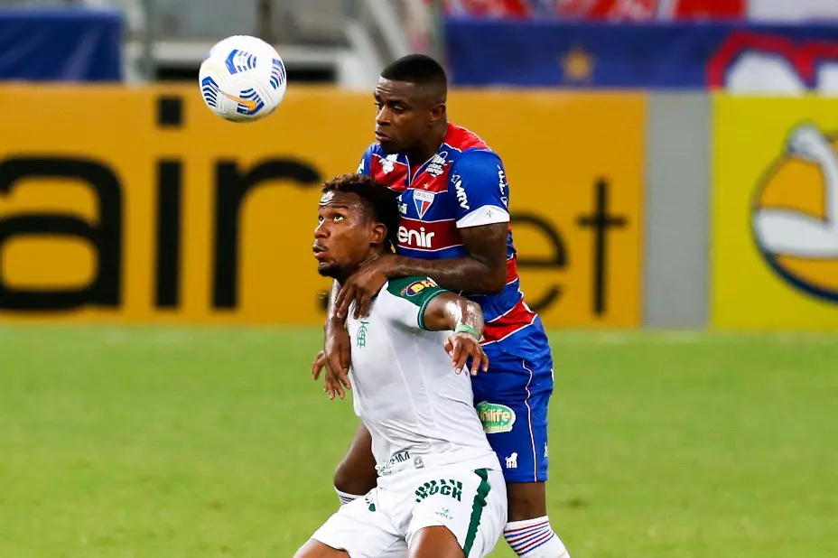 Atleta de Fortaleza e América-MG disputam bola