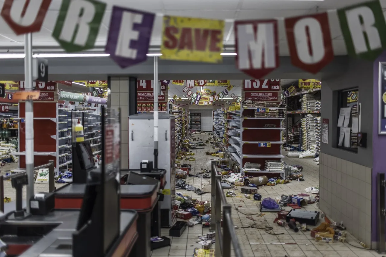 Supermercado saqueado em um shopping em Vosloorus