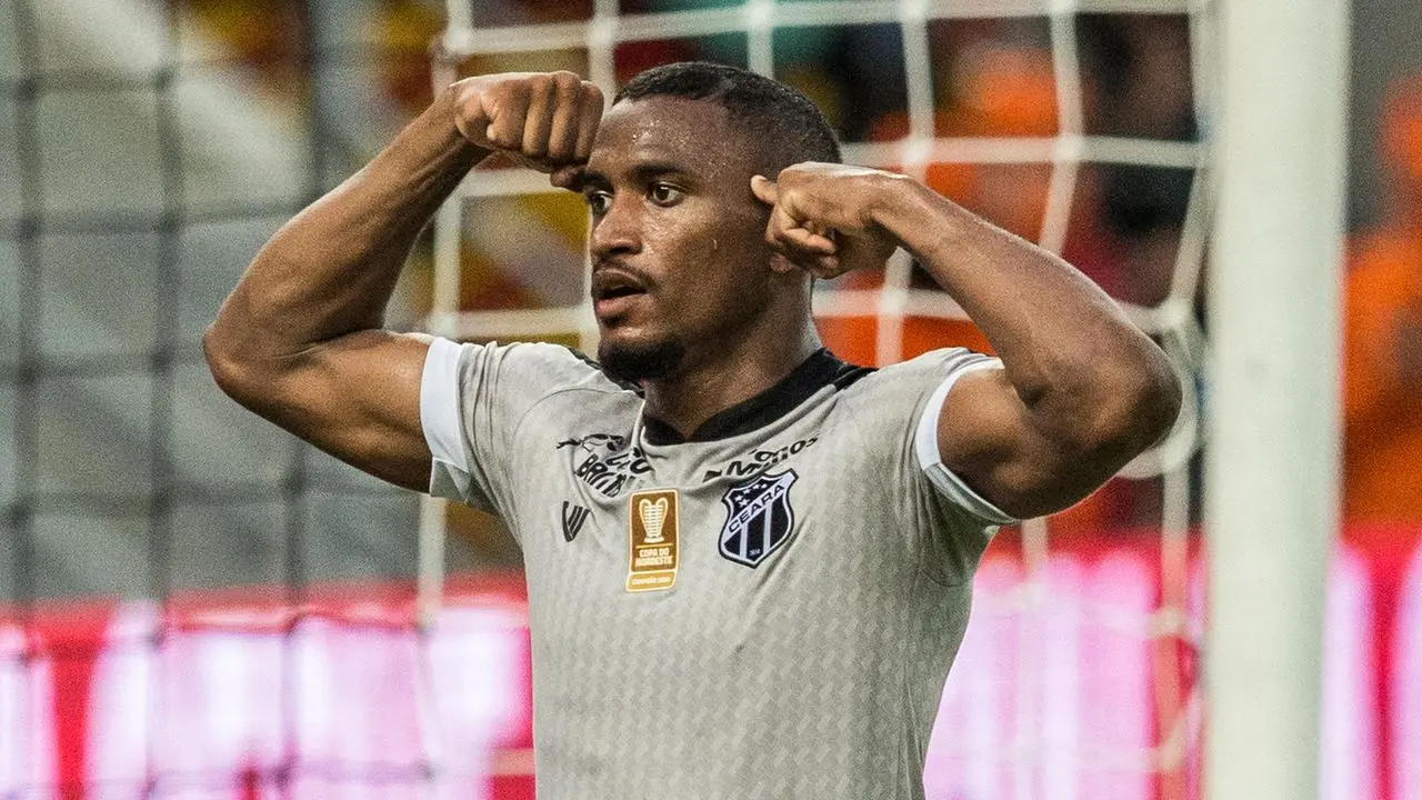 Saulo comemora gol apontando para a cabeça