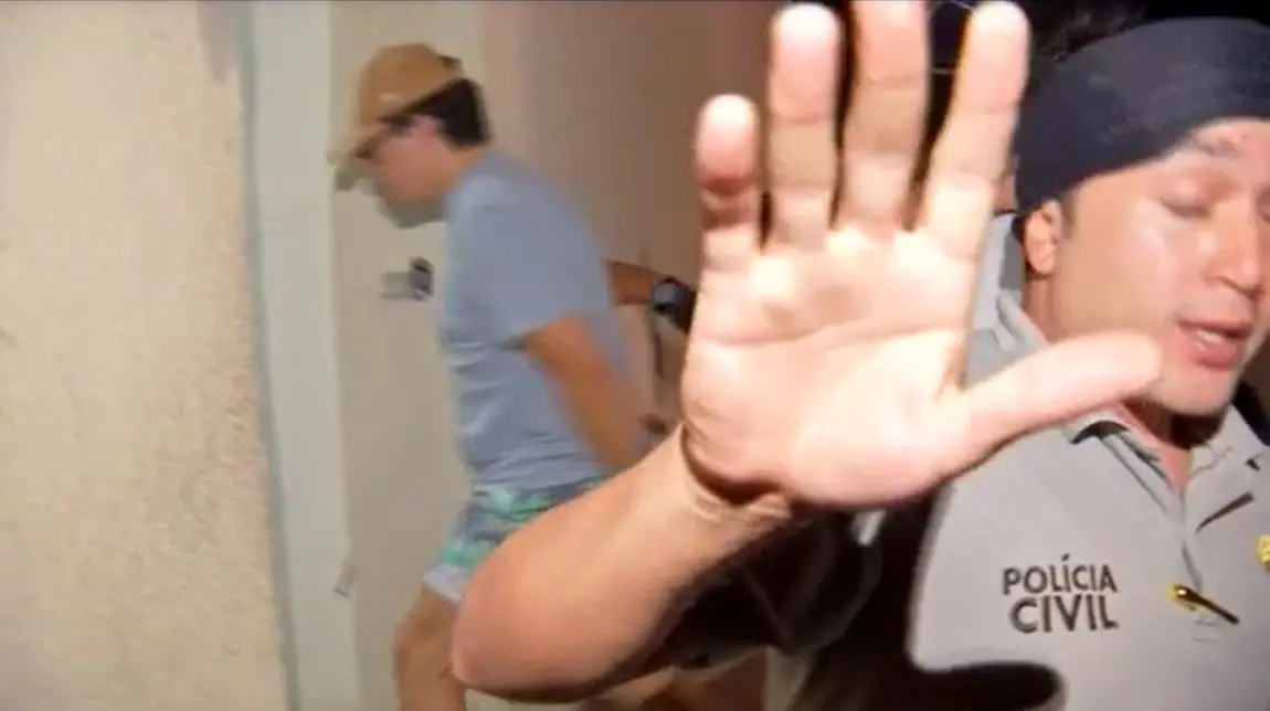 frame com a chegada do dj ivis à delegacia de capturas