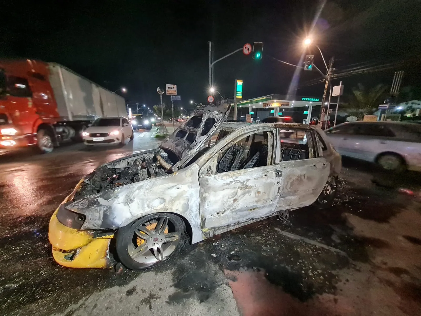 O Corpo de Bombeiros foi acionado para o cruzamento e controlou as chamas