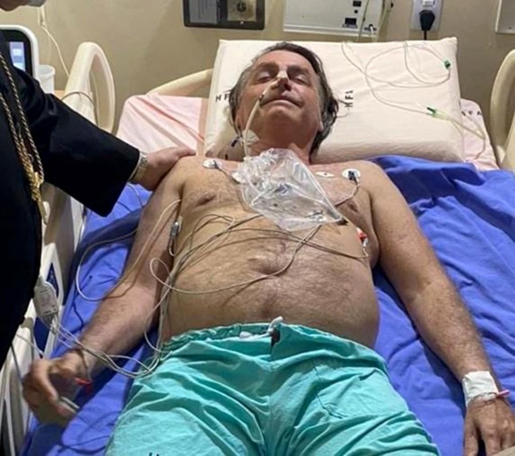 Bolsonaro foi internado com dores abdominais após dias de soluço