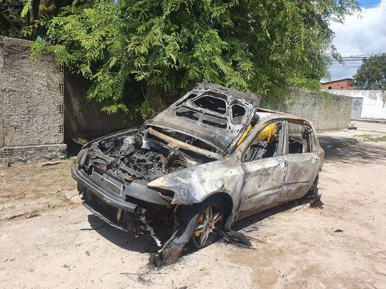 Carcaça de carro queimado pelo proprietário da Avenida Godofredo Maciel em Fortaleza
