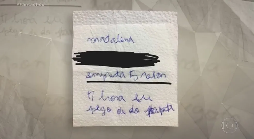 Ela colocava, por baixo das postas dos vizinhos, bilhetes pedindo pequenas quantias em dinheiro para comprar produtos de higiene pessoal