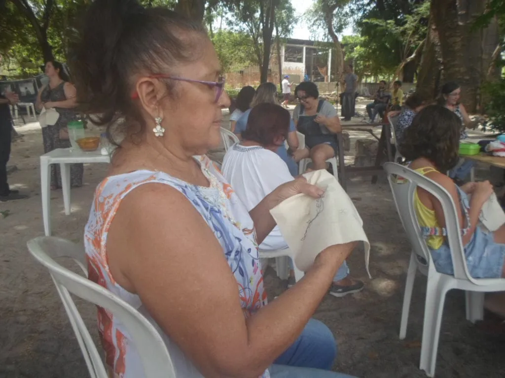 Diana Mesquita em roda de bordado no Minimuseu Firmeza, antes da pandemia de Covid-19