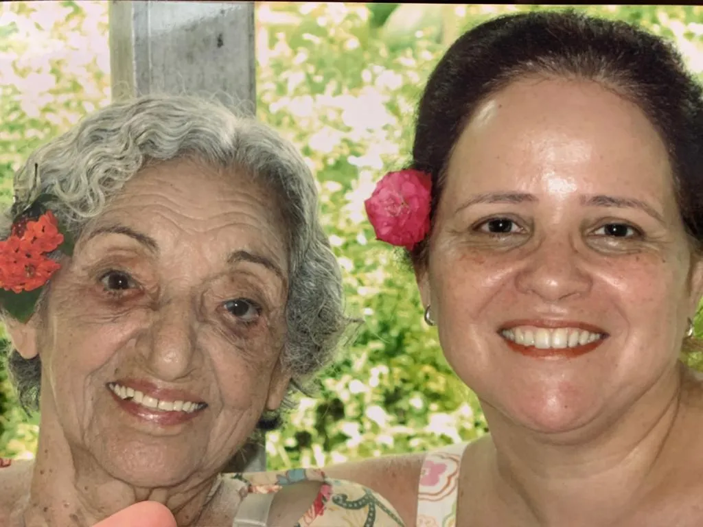 Nice Firmeza e Rachel Gadelha no espaço do Minimuseu Firmeza: ao chegar no sítio, as mulheres recebiam uma flor das mãos de Nice para colocar no cabelo