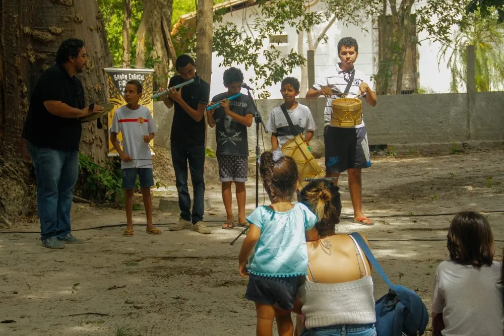 Integrantes da Banda Cabaçal Firmezinha, projeto desenvolvido antes da pandemia de Covid-19 envolvendo moradores da comunidade no entorno do Minimuseu