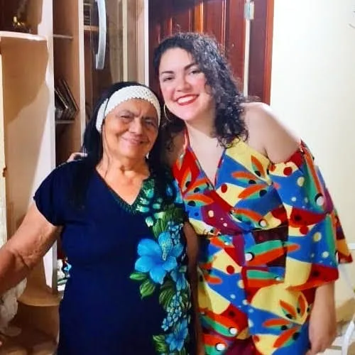 A idosa Terezinha Braga Mota, na foto junto a neta Sâmila Braga, foi uma das vítimas da Covid no Ceará. Ela chegou a tomar a 1ª dose, mas não deu tempo continuar o ciclo de imunização