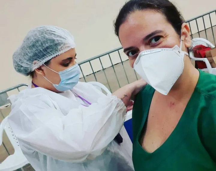 A fisioterapeuta Flávia Lavínia sentiu na pele os efeitos da Covid e chegou a ser intubada. Em fevereiro, tomou a segunda dose da vacina