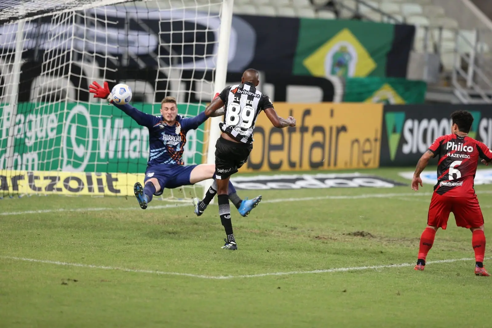 Goleiro Bento defende finalização de atacante Cléber