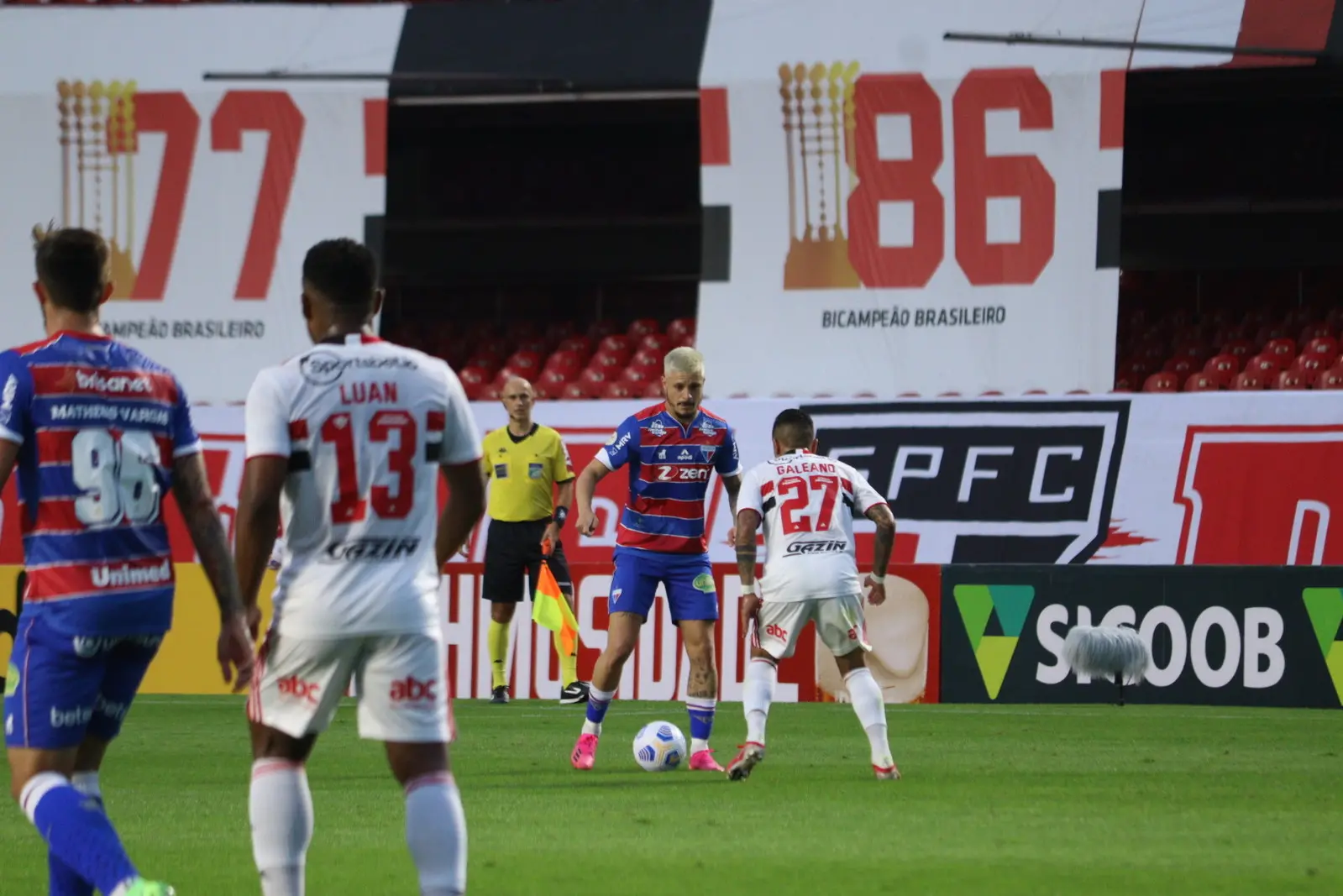 Atletas de Fortaleza e São Paulo disputam bola no Morumbi