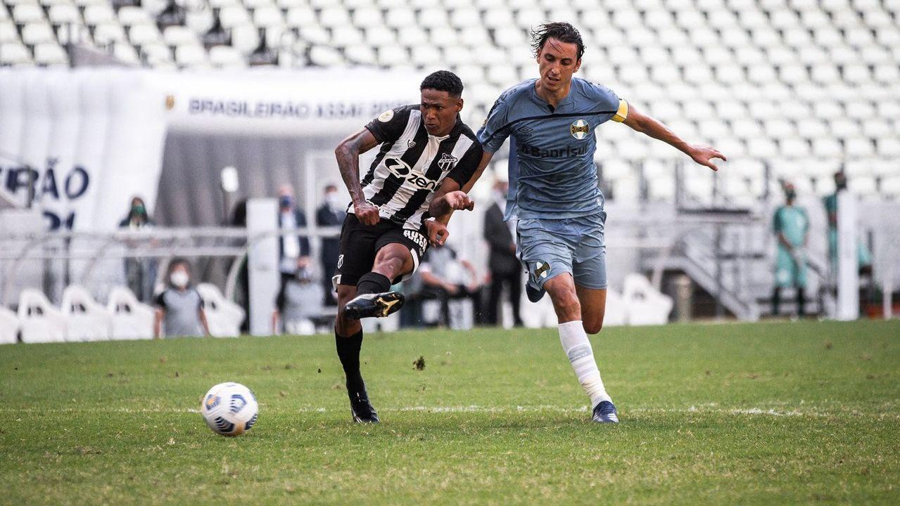 Atletas de Ceará e Grêmio disputam bola
