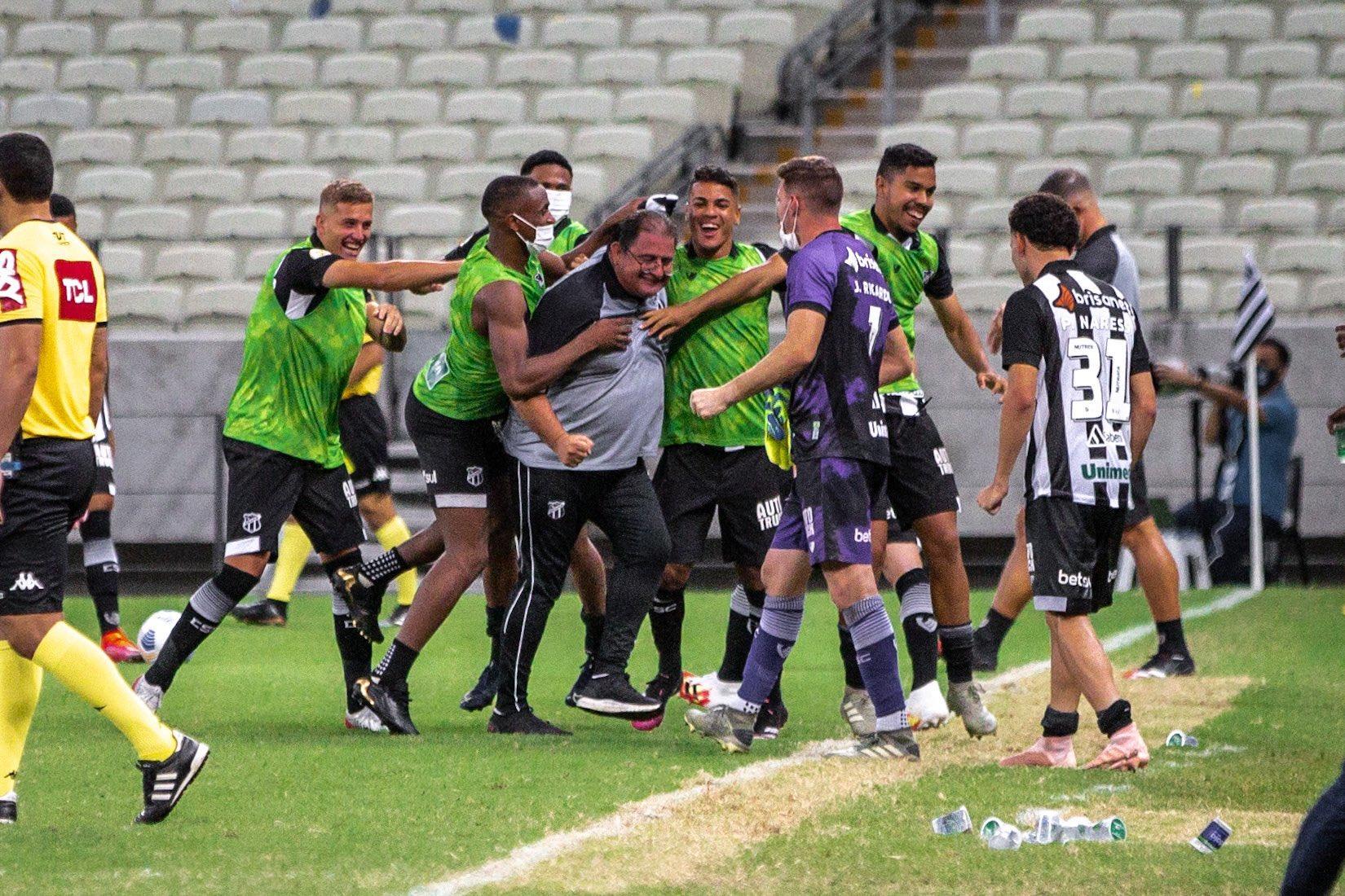 Atletas do Ceará comemoram gol abraços com Guto