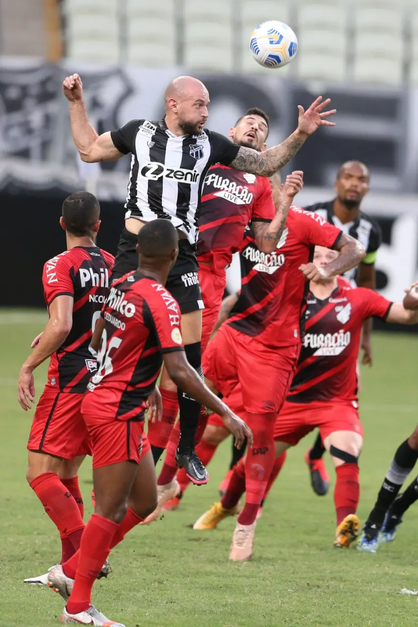 Marlon sobe para cabecear e ultrapassa marcação do Athletico-PR