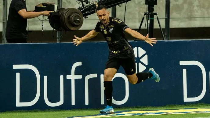 Lima comemora gol com braços abertos