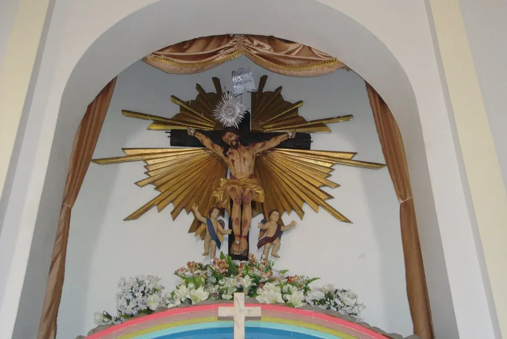 No altar-mor da igreja do Bonfim, a imagem do Senhor trazida de Lisboa, desembarcada na Bahia, de onde sai o 