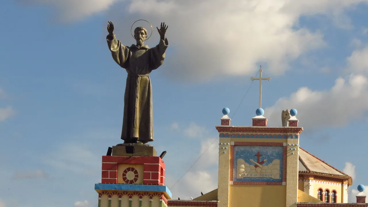 Estátua de São Francisco que veio de Milão