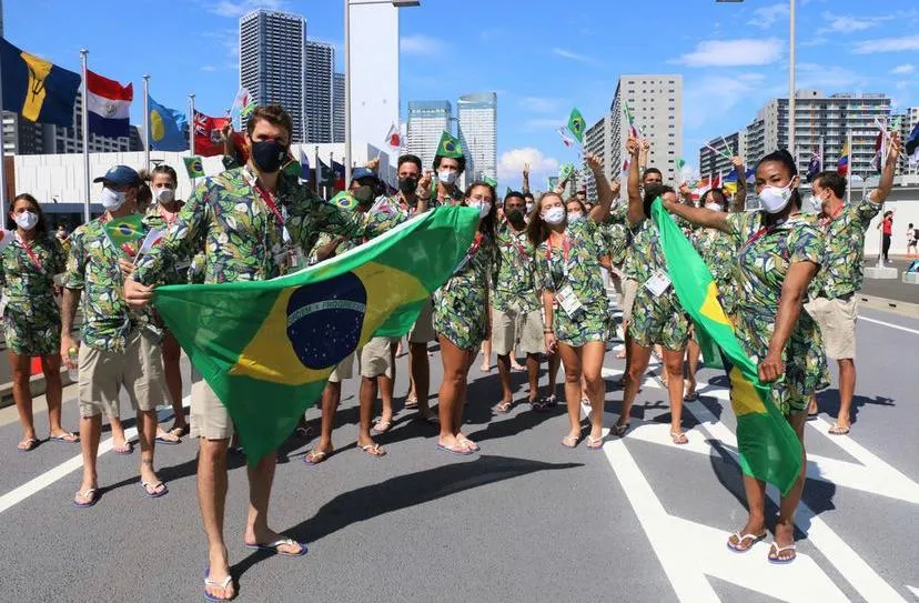 Desfile ocorreu no prédio do Brasil na Vila Olímpica de Tóquio